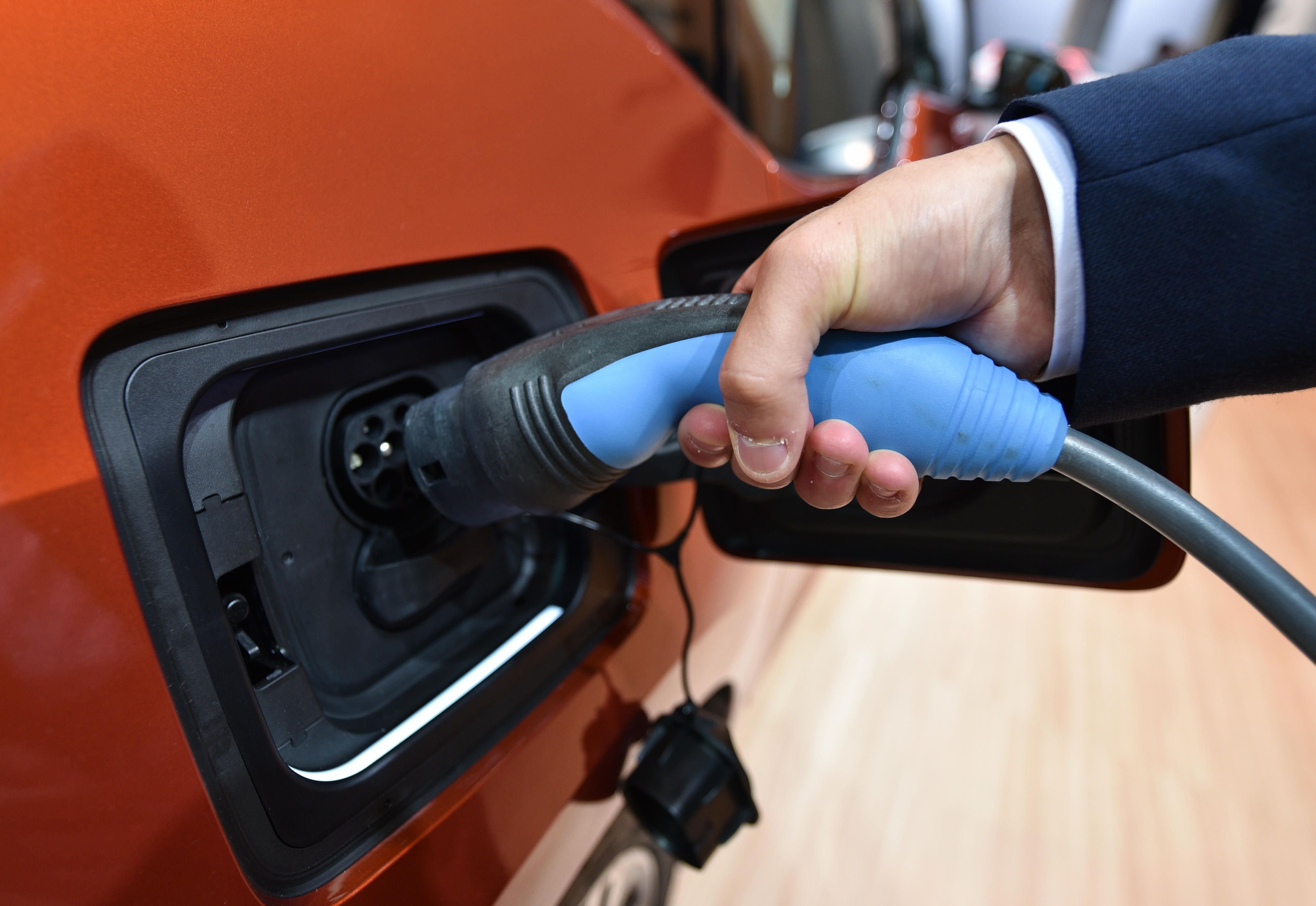 Statt mit Benzin, wird das Auto mit Strom aufgeladen. (Symbolbild)