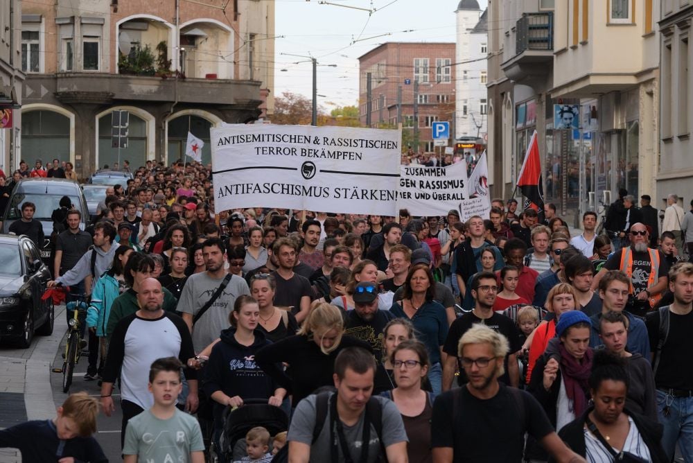 Vier Tage nach dem rechtsterroristischen Anschlag demonstrierten viele Menschen in Halle gegen Antisemitismus.