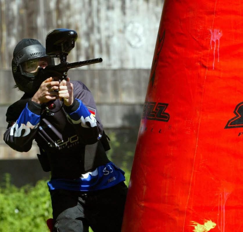 Beim Paintball beschießen sich die Spieler mit Farbkugeln.