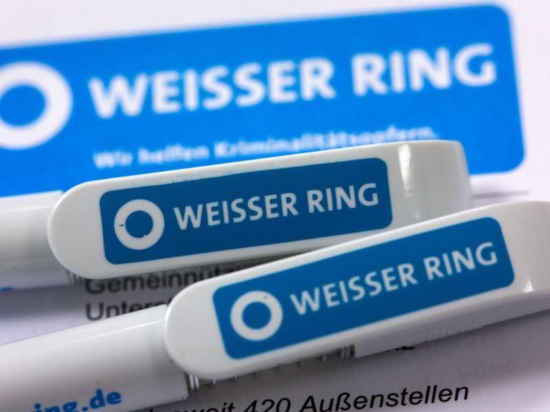 Kugelschreiber des Verbands Weisser Ring auf einem Informationsschreiben. Foto: Jens Büttner/Archiv