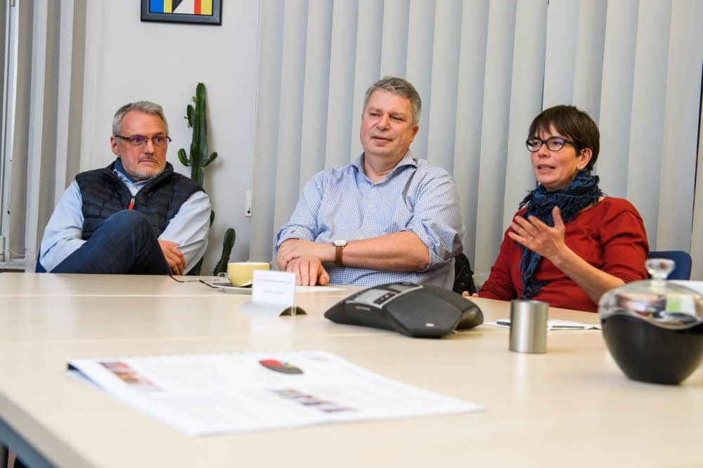 Die VB-Mitglieder Heinfried Wehrs (v.l.), Jörg Krämer und Claudia Höfler-Loff zogen ein Resümee nach einem Jahr lokalpolitischer Arbeit.