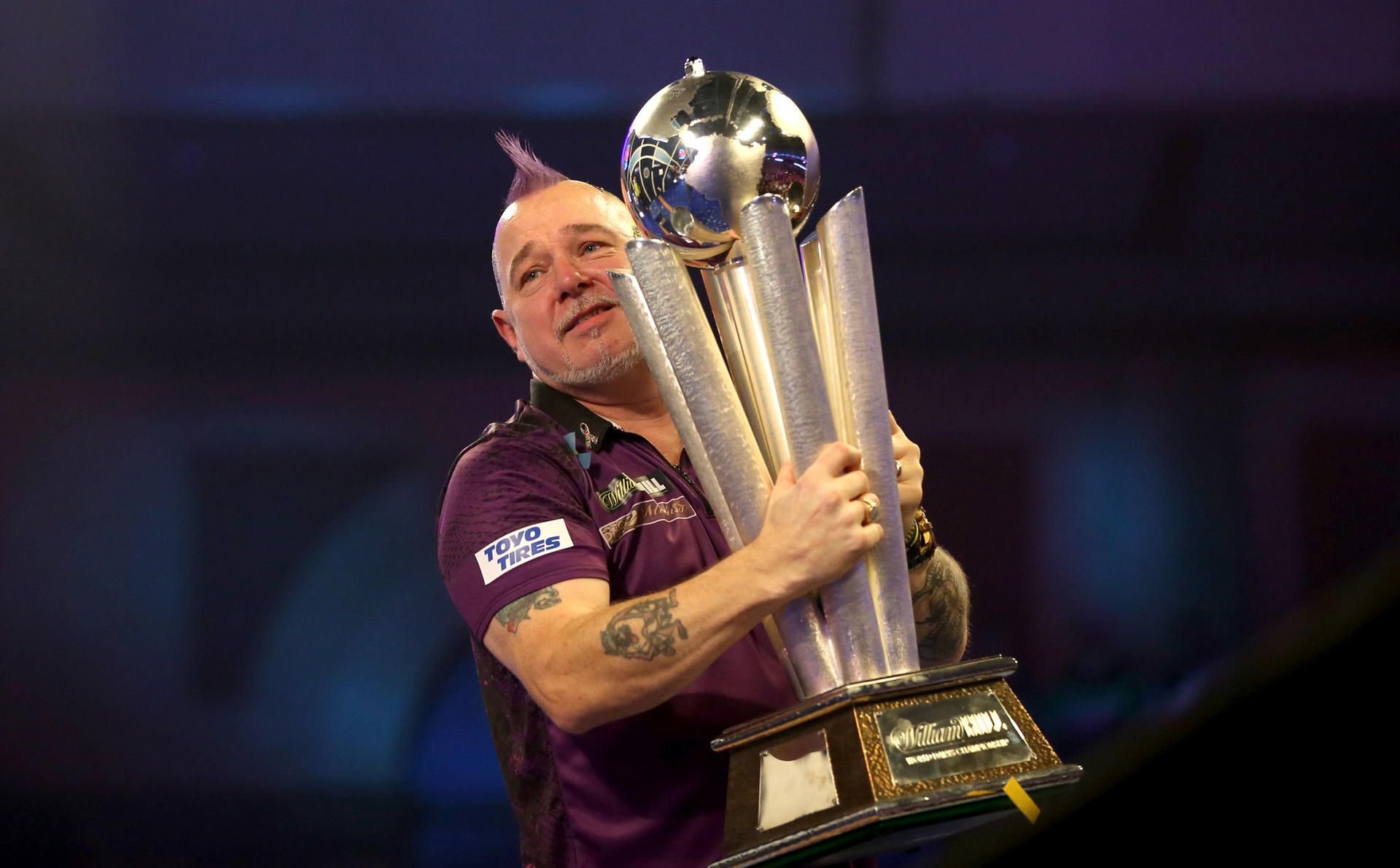 Peter Wright mit seiner Trophäe