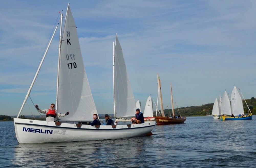 Das Team vom SSV Dessau auf dem Kutter „Merlin“ gewinnt die Landesmeisterschaft auf dem Süßen See.