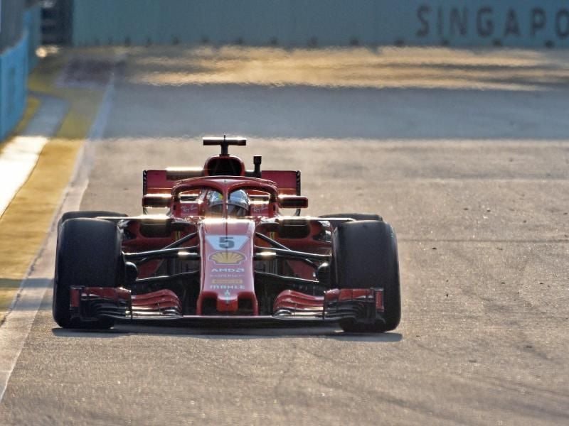 Sebastian Vettel rast in Singapur im Ferrari über die Strecke. Foto: Xinhua