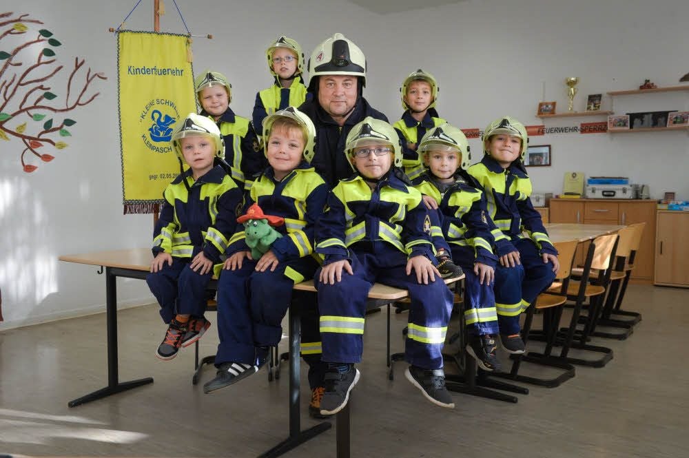 Michael Müller betreut elf Kinder. Beim Fototermin konnten nicht alle dabei sein.