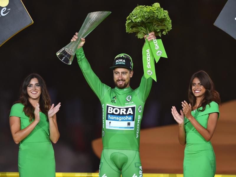 Wird es bei der 107. Frankreich-Rundfahrt nicht mehr geben: Zwei Hostessen bei der Siegerehrung - hier mit Peter Sagan. Foto: David Stockman/BELGA/dpa