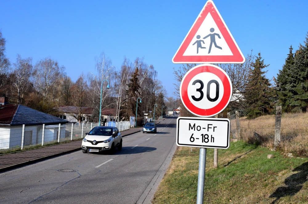 Diese Schilderkombination macht auf die Kindertagesstätte in Uichteritz aufmerksam. Regelmäßig gibt es hier Geschwindigkeitsmessungen.