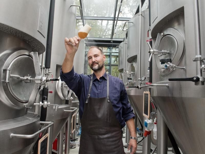 Auf der Insel Usedom braut Jan Fidora, Klein-Brauer und Inhaber des Wasserschlosses Mellenthin, ein Bier mit Hanf, das er werbewirksam „Mellenthiner Cannabis” nennt. Foto: Stefan Sauer
