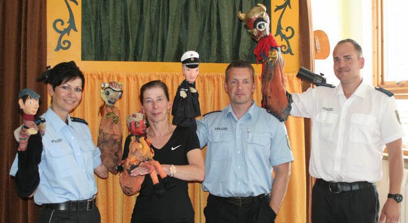 Das Team der Polizei-Puppenbühne aus Halle (von links): Polizeihauptmeisterin Susanne Hertel, Puppenspielerin Kerstin Wilhelm, Polizeihauptmeister Vincent Woska und Polizeiobermeister Maik Lehmann.
