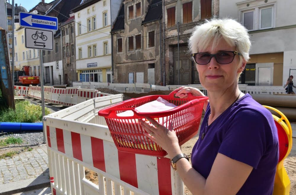 Die Reinigung in der Weißenfelser Saalstraße ist von Bauzäunen eingeschlossen. Inhaberin Ramona Priedigkeit ist sauer.