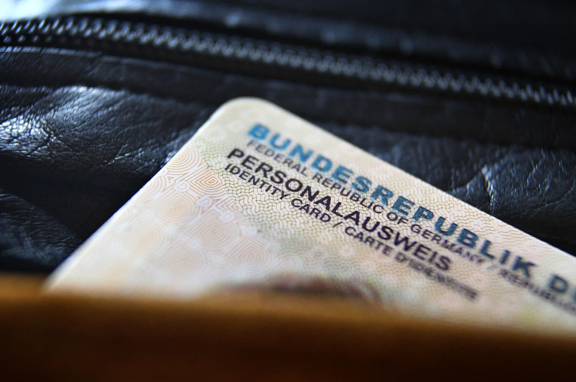 Für die Beantrungen eines neuen Personalausweises müssen Bürger ihre Geburtsurkunde vorlegen.