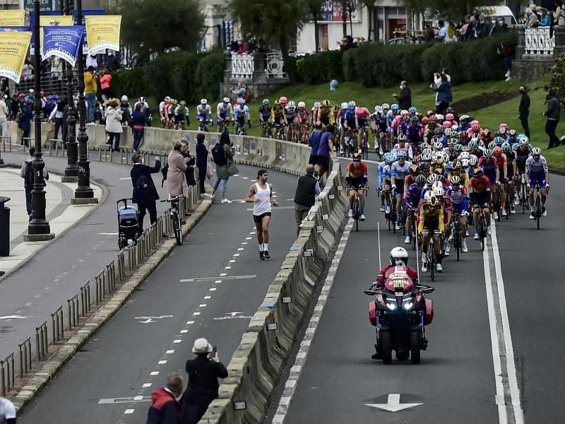 Das Fahrerfeld auf der ersten Vuelta-Etappe in Aktion. Foto: Alvaro Barrientos/AP/dpa
