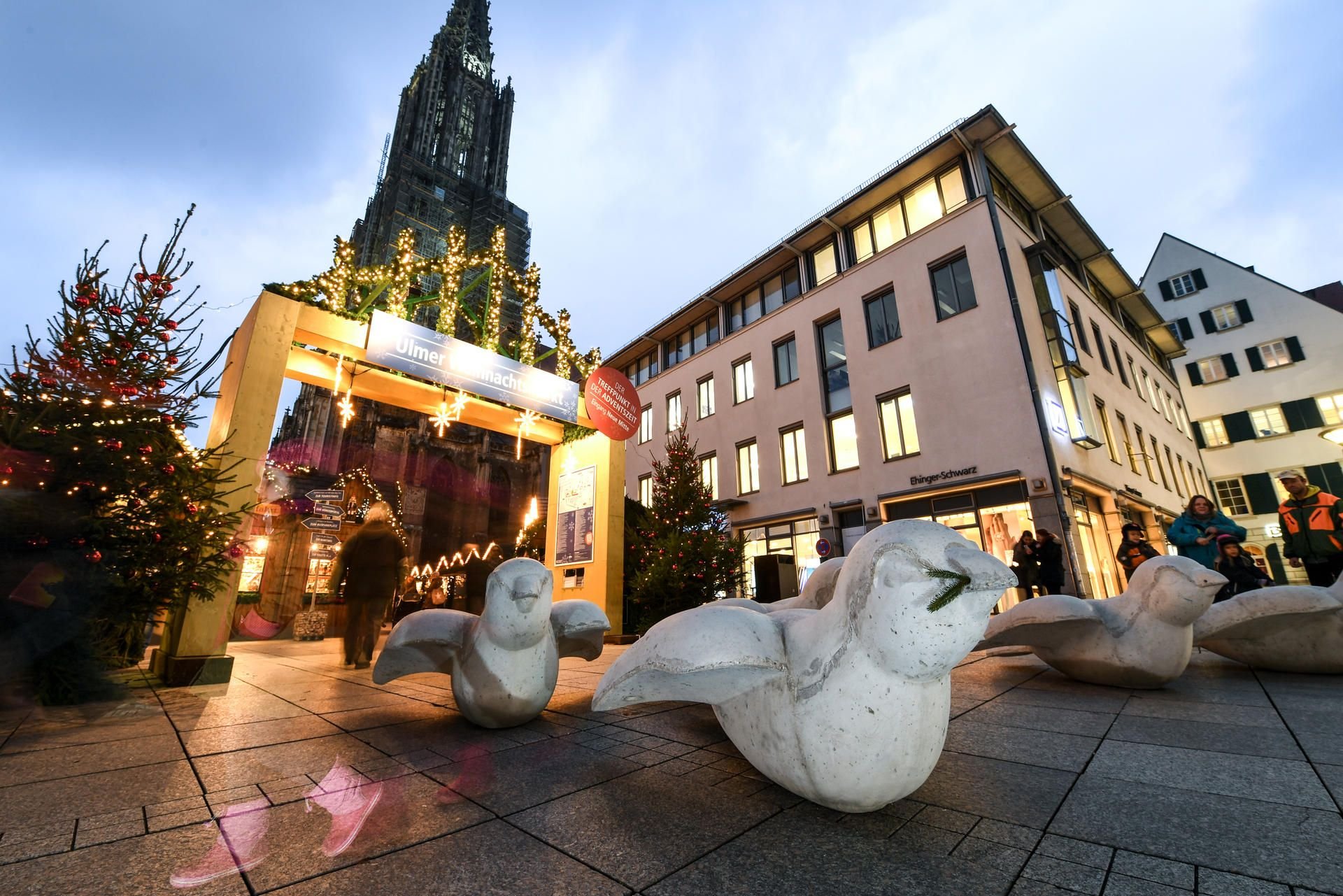 Fünf Spatzen aus Beton stehen am Eingang zum Weihnachtsmarkt in Ulm als Sicherheitsbarriere auf dem Boden.