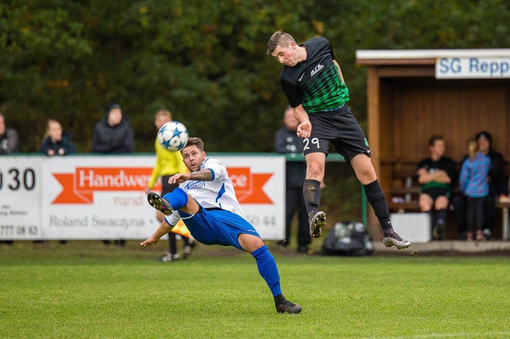 Sebastian Eßbach (r.) traf in der Nachspielzeit zum 1:1 und bescherte der SG Reppichau damit das fünfte Spiel in Folge ohne Niederlage.