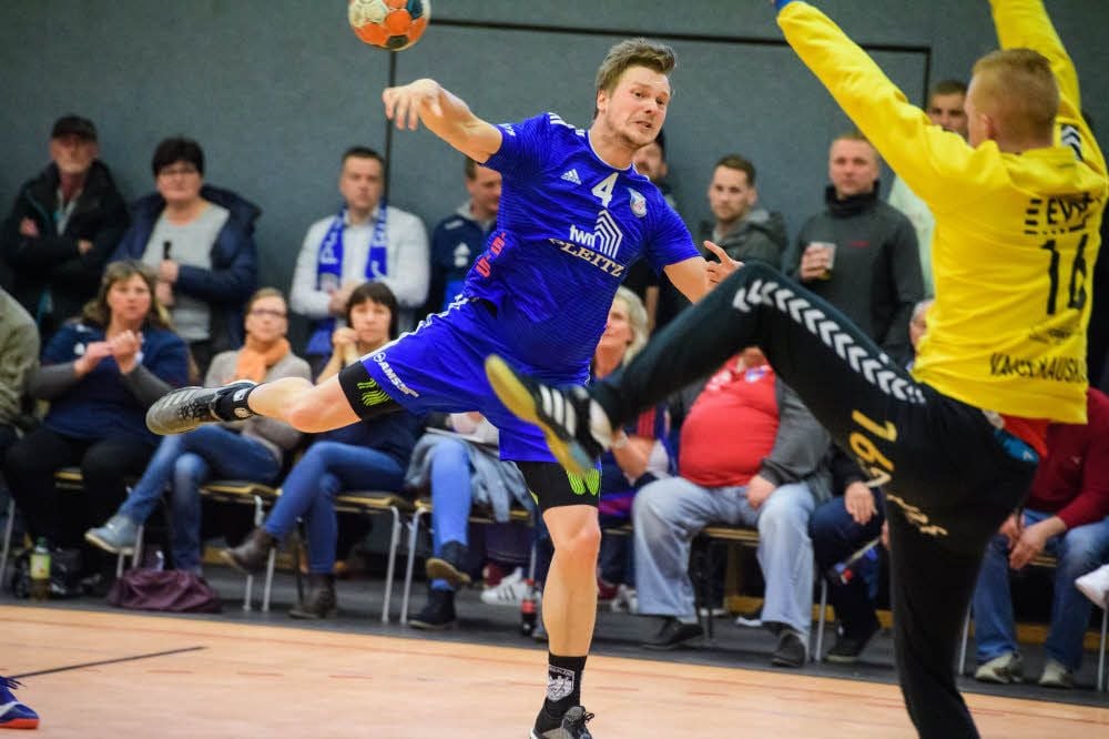 HCB-Kapitän Ants Benecke (l.) hat wie Coach Steffen Baumgart und Co-Trainer Marcel Kilz eine Köthener Vergangenheit als Spieler. Am Sonnabend ab 19 Uhr trifft dieses Trio im „Euroville“ auf seinen Ex-Verein.