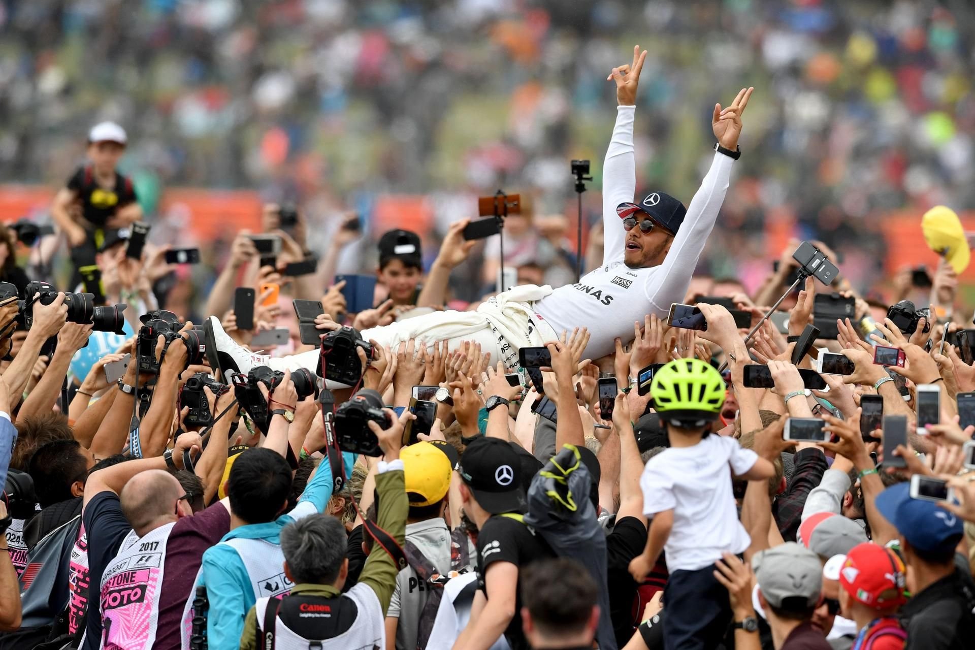 Formel-1-Star Lewis Hamilton wurde nach seinem Silverstone-Sieg von seinen Fans auf Händen getragen.