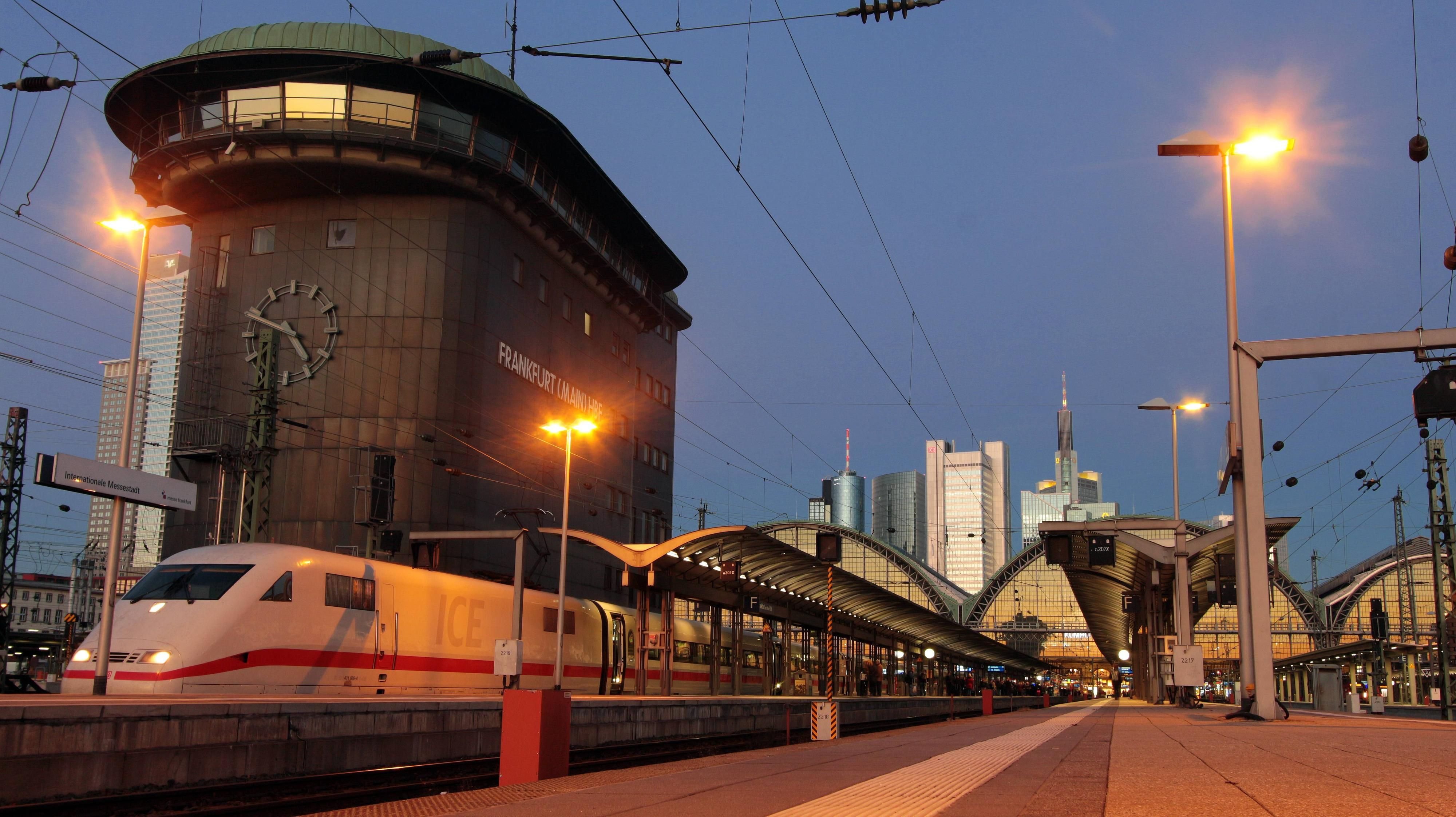 Intercity Express steht am Bahnsteig im Hauptbahnhof Frankfurt. Symbolbild