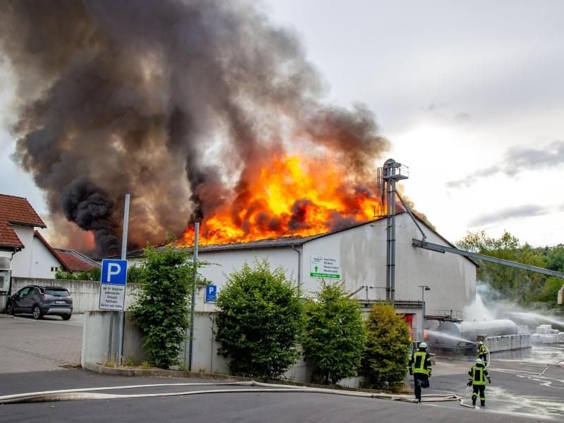 Feuerwehrleute löschen den Brand in dem Zentrallager von Raiffeisen in Hünfeld. Foto: Henrik Schmitt/OsthessenNews/dpa/Archivbild