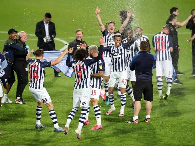 Die Spieler von West Bromwich Albion jubeln nach dem Spiel über den Aufstieg in die Premier League. Foto: Nick Potts/PA Wire/dpa
