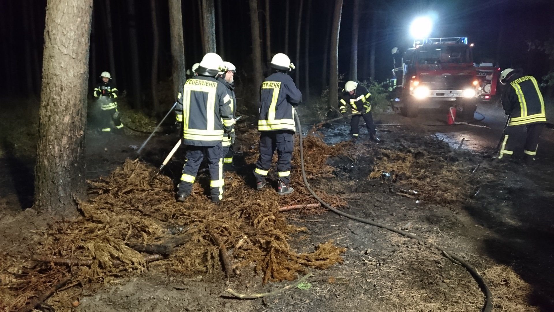 Die Kameraden der Feuerwehr bei den Löscharbeiten.