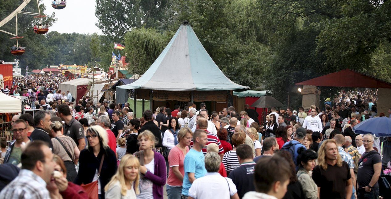 Besucher auf dem Laternenfest in Halle.