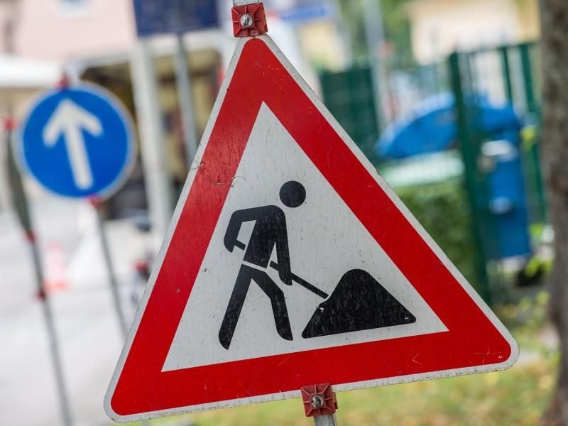 Ein Straßenschild weist auf eine Baustelle hin. Foto: Lino Mirgeler/dpa/Symbolbild