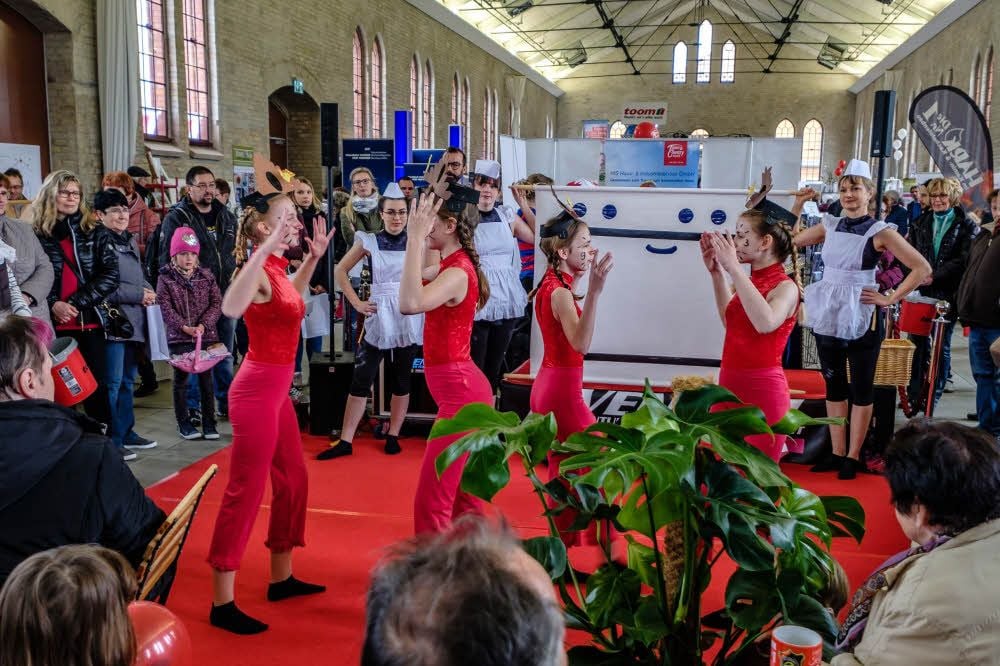 Das Tanzstudio Schwager sorgt mit seinen Auftritten für die kulturelle Abwechslung bei der Wittenberg-Messe in der Exerzierhalle.