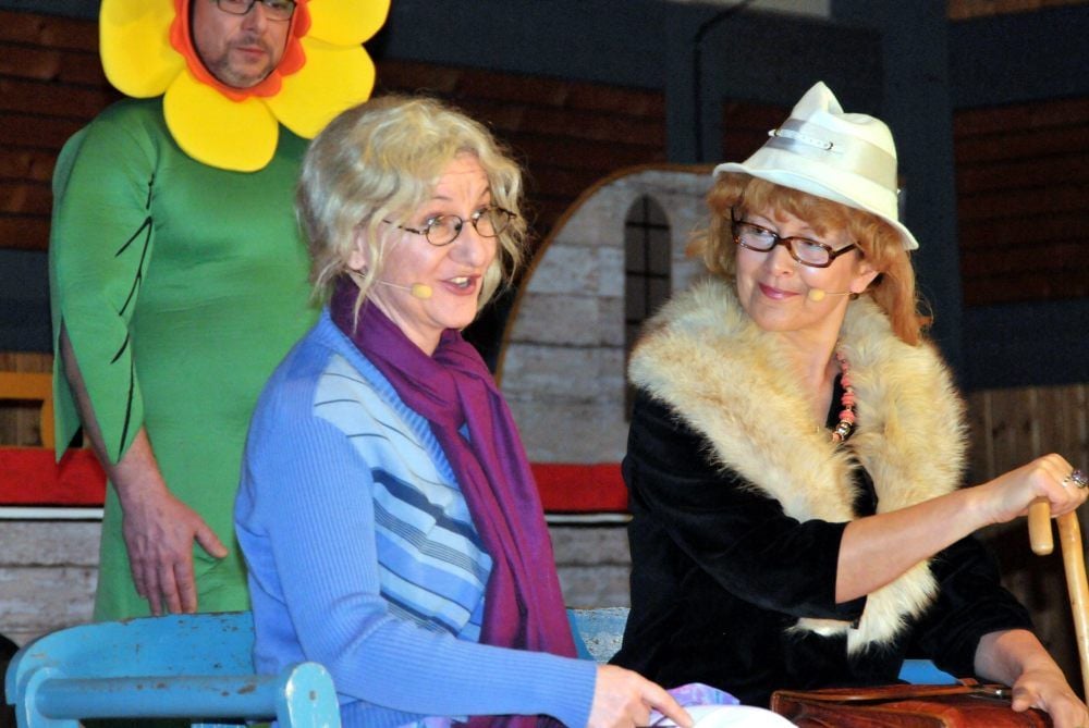 Annett Willms (li.) und Sabine Siersleben als Lotti und Waltraud denken übers Sterben und die Beerdigung nach.