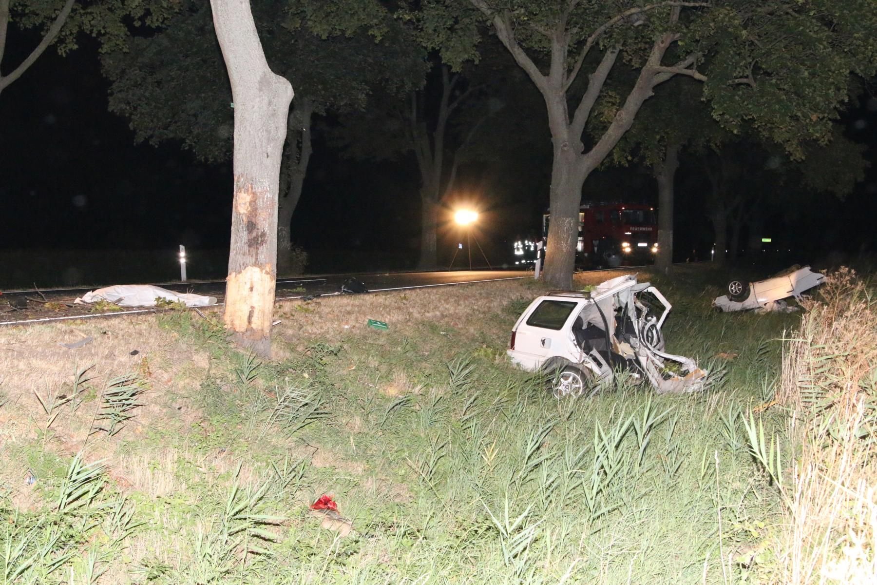 Bei einem schweren Unfall auf der B1 bei Seelow sind zwei Menschen gestorben.