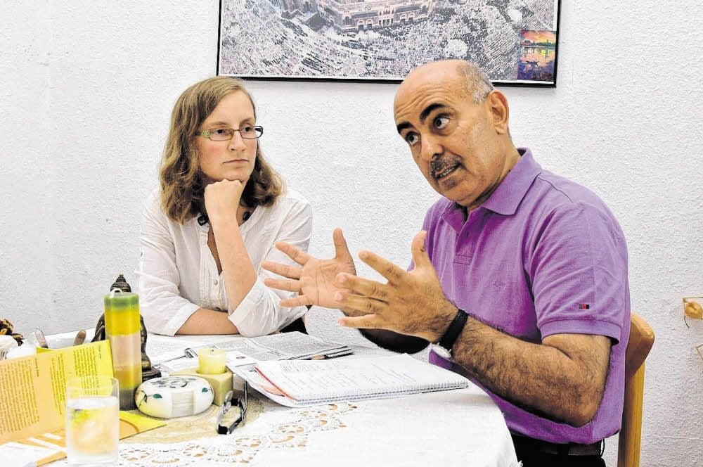 Tina Wiesner und Razak Minhel im Multikulturellen Zentrum.