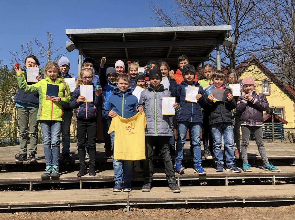 Pascal Turzer (erste Reihe links) und Tom Krüger (erste Reihe rechts) von der Freien Grundschule Spergau haben zusammen mit anderen Dritt- und Viertklässlern am Känguru-Wettbewerb für Mathe teilgenommen.