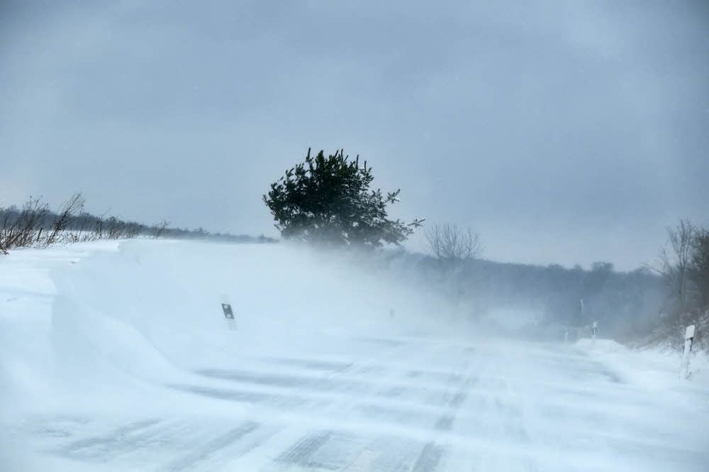 Schneeverwehungen auf der Straße nach Winkel.