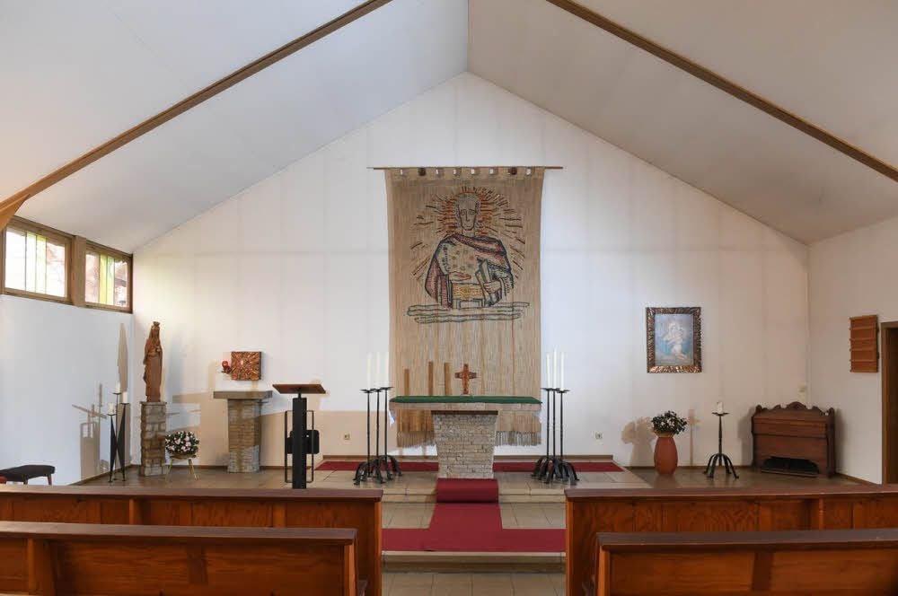 Die Kapelle entstand Mitte der 1950er Jahre, sie war ein Geschenk der Erzdiözese Paderborn für die Katholiken aus Schlesien und dem Sudetenland, die in den Jahren 1945 bis 1947 in dieses Gebiet kamen.