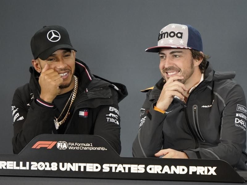 Einstige Teamkollegen: Mercedes-Pilot Lewis Hamilton (l)und Fernando Alonso (McLaren). Foto: Darren Abate/FR115 AP