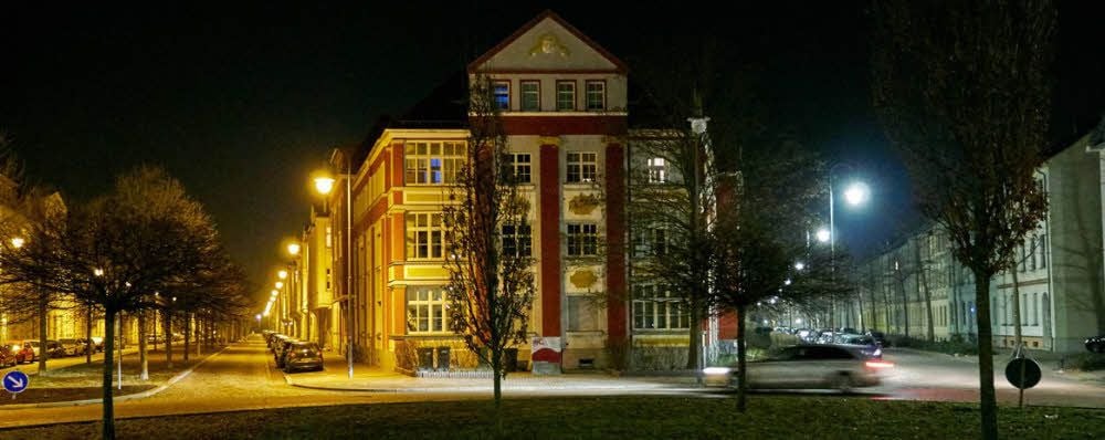 Die Unterschiede sind deutlich: Links das alte Licht in der Mendelssohnstraße in Nord, rechts das LED-Licht in der Heinrich-Heine-Straße.