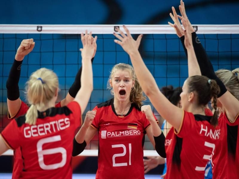 Die deutschen Nationalspielerinnen feiern einen gewonnenen Punkt. Foto: Grzegorz Michalowski/PAP