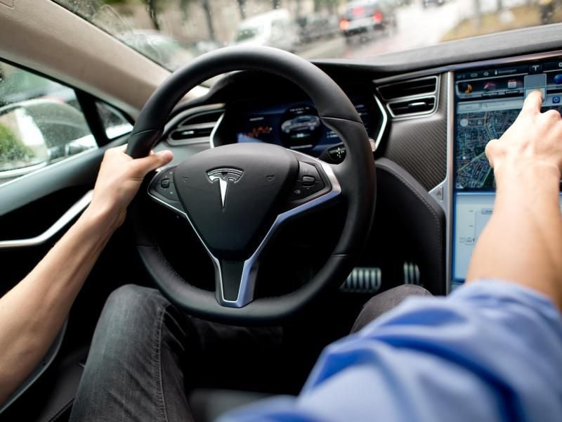 Das Bundesverkehrsministerium sieht den Begriff „Autopilot” irreführend und fordert die Bezeichnung „Assistenzsystem” stattdessen zu nutzen. Foto: Sven Hoppe