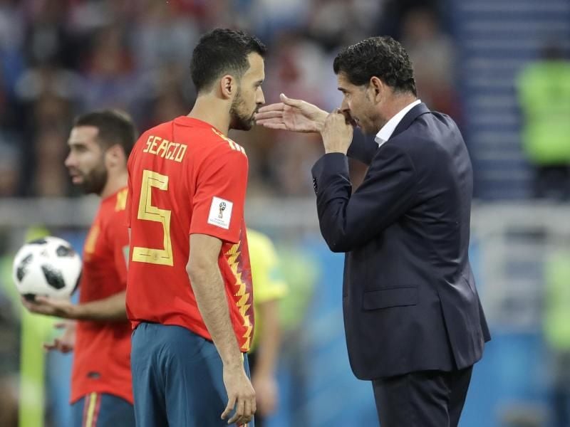 Spaniens Trainer Fernando Hierro spricht zu seinem Spieler Sergio Busquets. Foto: Petr David Josek/AP