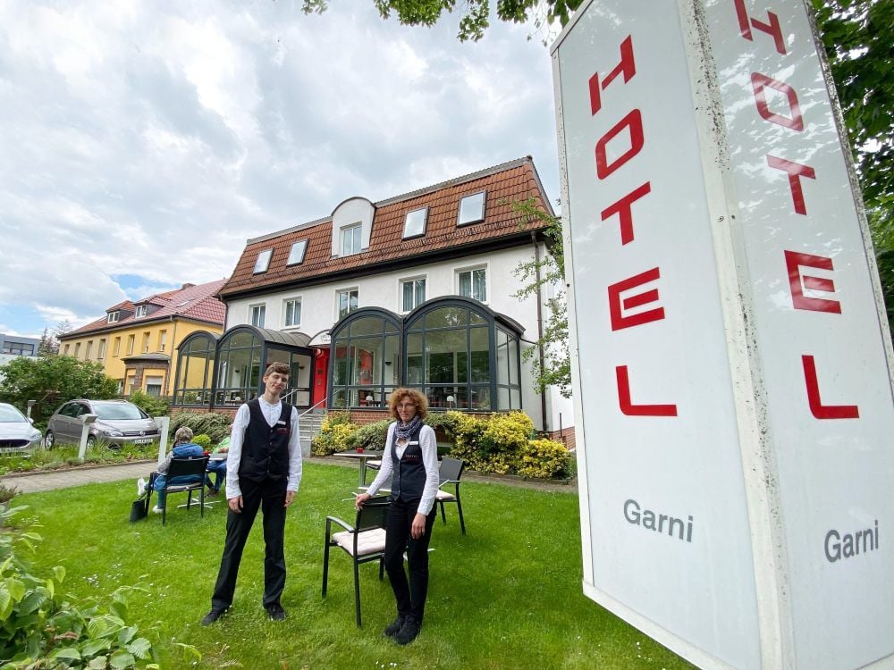 Im Hotel „Sieben Säulen“ freuen sich auch Mitarbeiterin Alexandra Labbert und Azubi Dominik Nareike, dass wieder mehr Gäste kommen können.