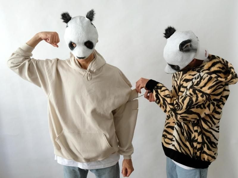 Rapper Cro (r) nimmt letzte Änderungen am Outfit vor. Foto: Bernd Weissbrod