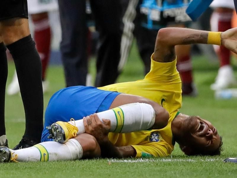 Neymar fiel mit theatralischen Einlagen auf. Dies ahmten die Nachwuchskicker des FC Widnau nun im Training nach. Foto: A. Penner/AP