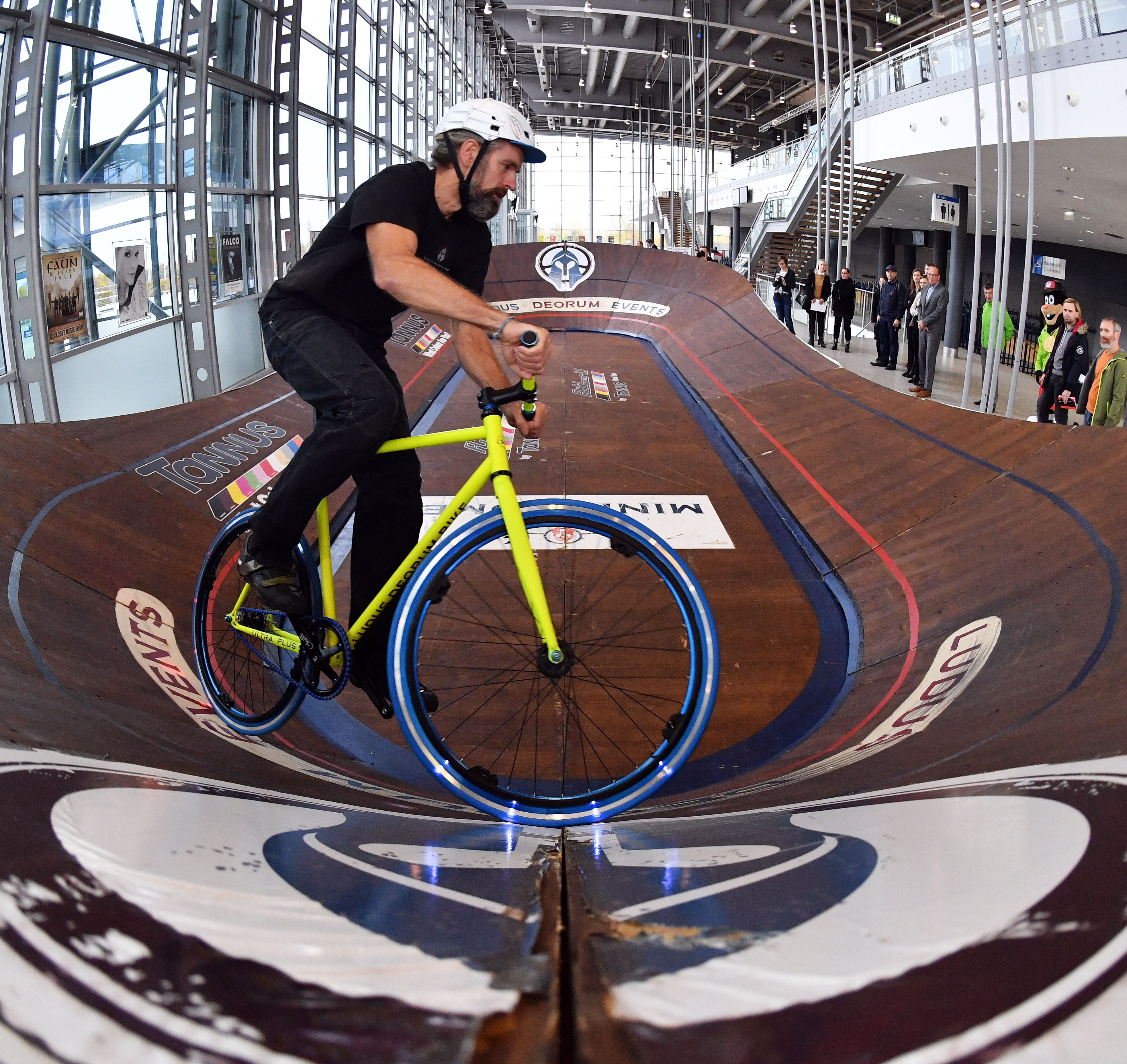 Der frühere Radrennfahrer Andreas Bach fährt in der Messe in Erfurt in einer portablen Minidrome-Radrennbahn.
