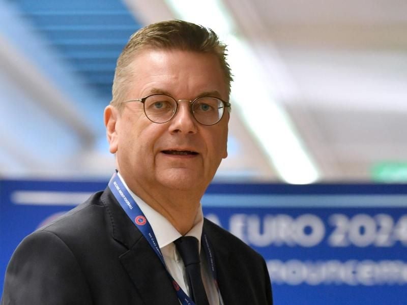 DFB-Präsident Reinhard Grindel freut sich über die EM-Vergabe nach Deutschland. Foto: Harold Cunningham/UEFA via Getty Images