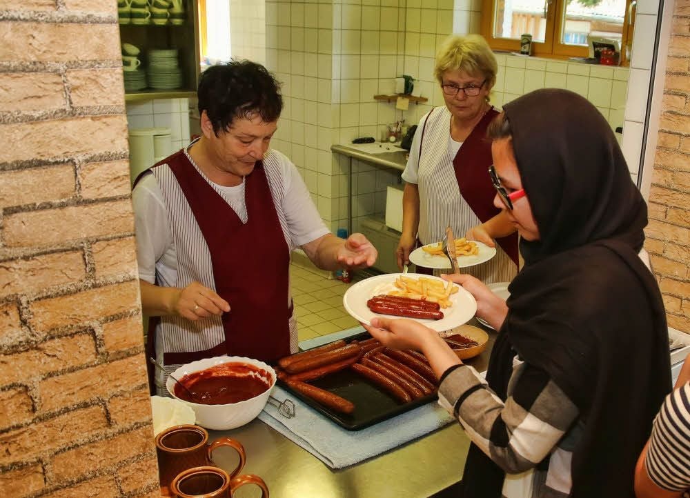 Marlies Schröder und Petra Sand (v. l.) erfüllen gern die kulinarischen Wünsche ihrer jugendlichen Besucher, auch den nach Rindswürstchen.
