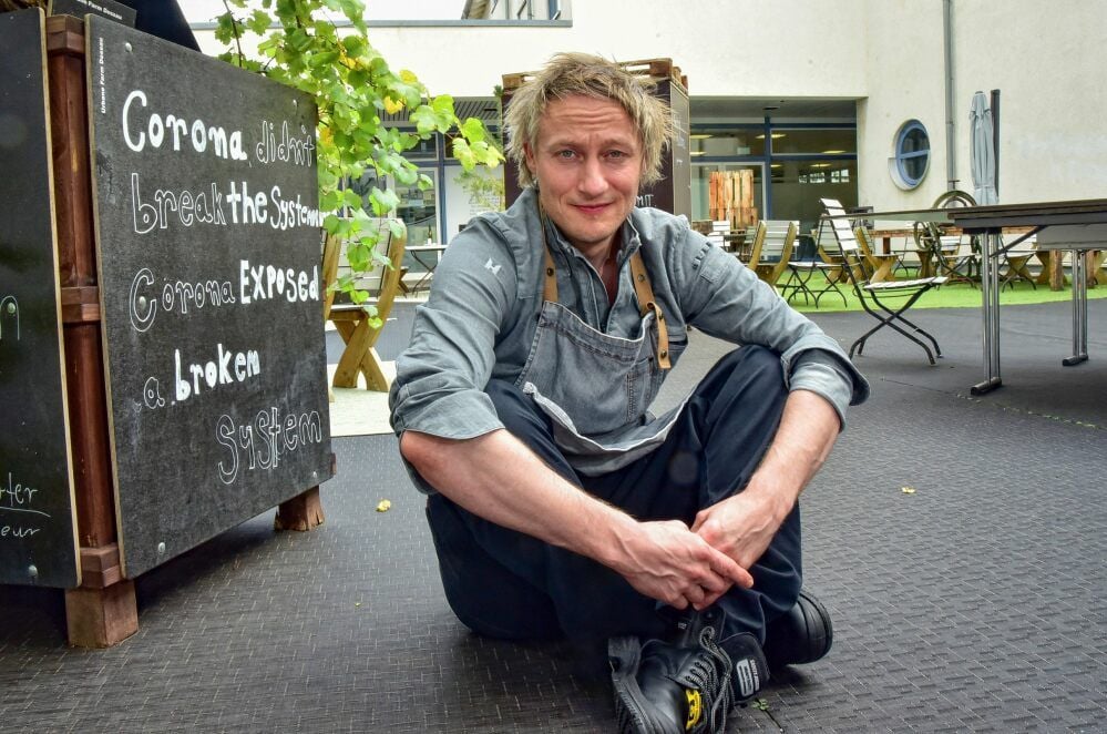 Tobias Felger im Hof seines Restaurants Tobi or not ToBe: Heizpilze sucht man hier vergebens.