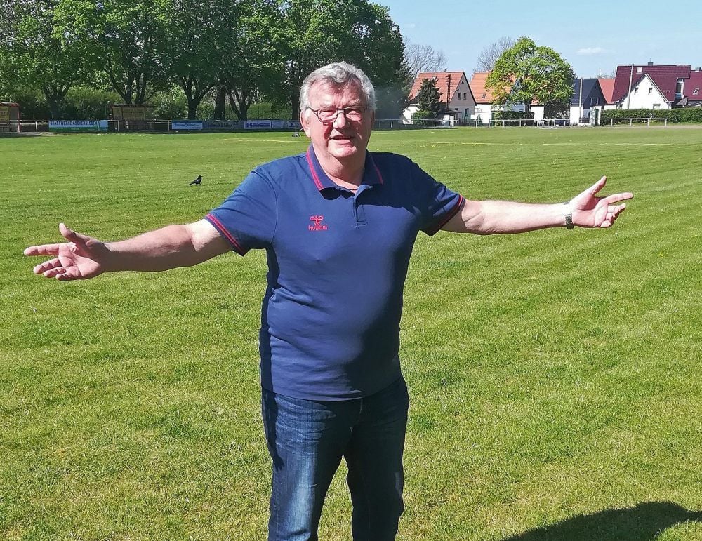 Der Vereinsvorsitzende von Lok Aschersleben, Volkmar Teuke ist derzeit oft allein auf dem Sportplatz.