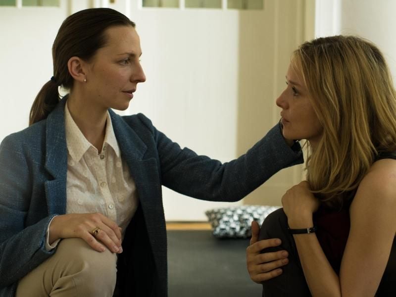 Szene aus dem Film „Der 7. Tag” mit Gabi Henke (Katharina Schüttler, l.) und Sybille Thalheim (Stefanie Stappenbeck). Foto: Roland Suso Richter