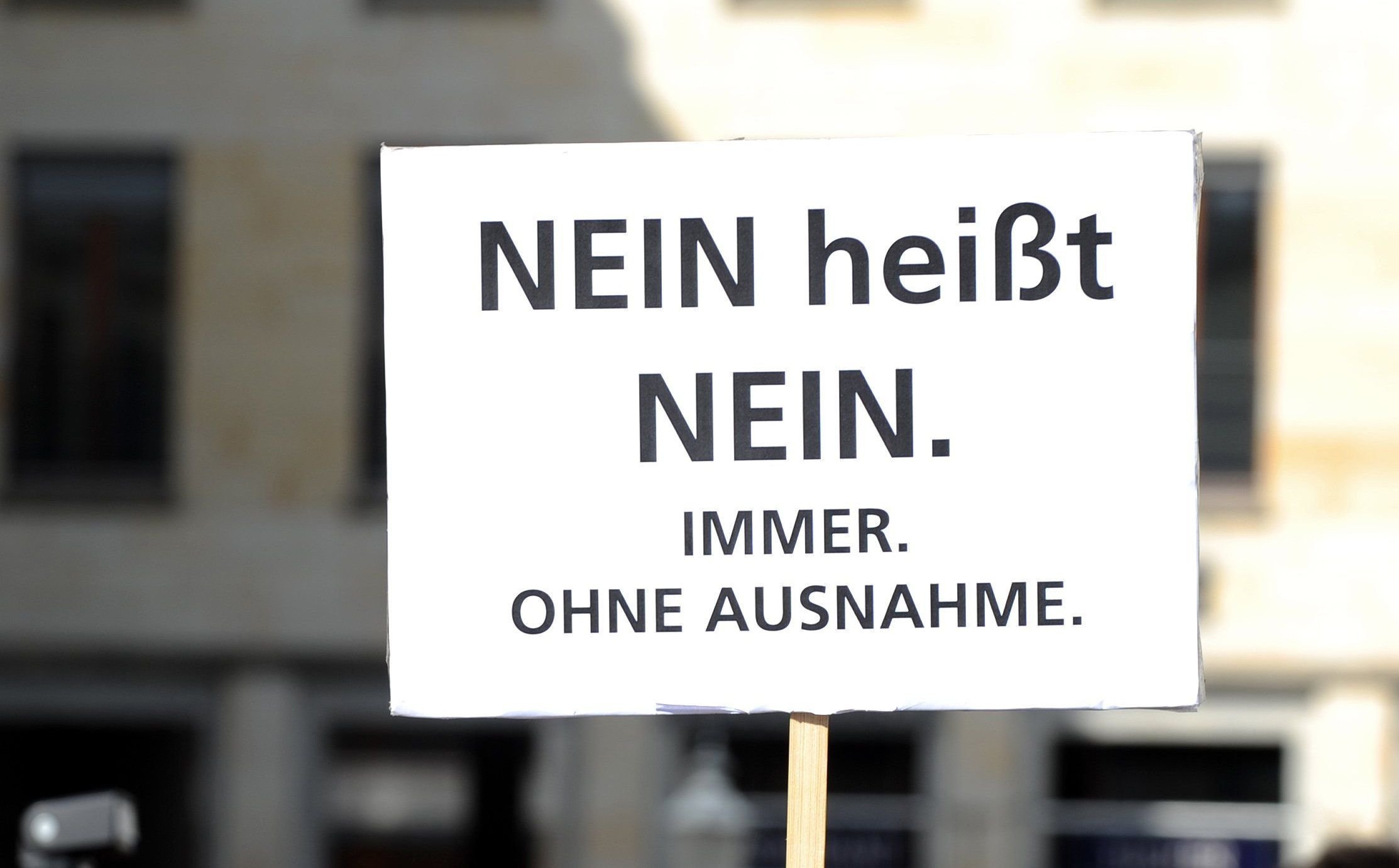 Es muss nicht immer ein „Nein“ sein: Auch ein Kopfschütteln reicht künftig aus, um zu sagen, dass man keinen Sex will.