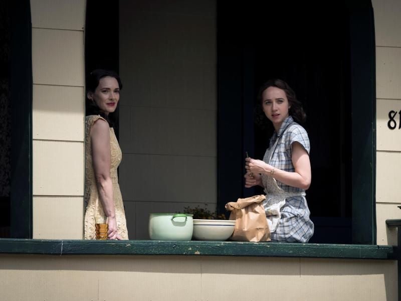 Zoe Kazan (r) als Elizabeth Levin und Winona Ryder als Evelyn Finkel in der Serie „The Plot Against America”. Foto: --/Sky/ HBO/dpa