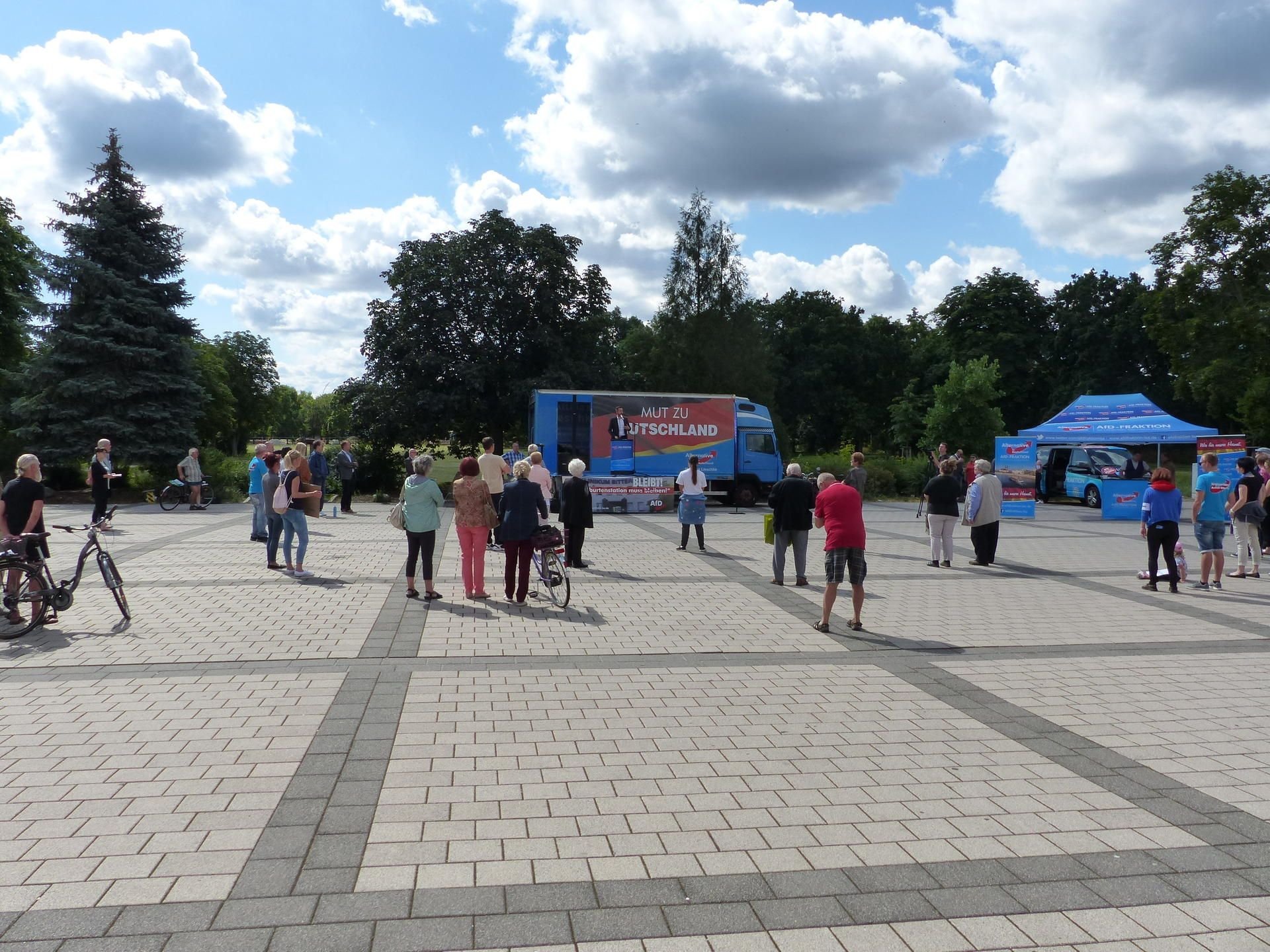 Rund 150 Menschen hatten sich auf dem Bitterfelder Robert-Schuman-Platz eingefunden, um für den Erhalt der Frauenklinik zu demonstrieren.